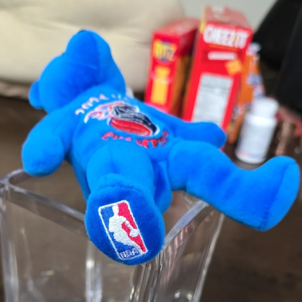 Detroit Pistons 2004 World Championship Beanie (Vintage N.W.T.)